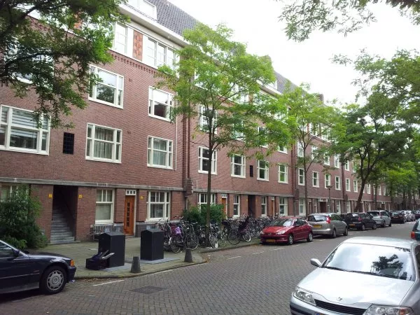 Afbeelding uit: juli 2011. Gevel Roerstraat.