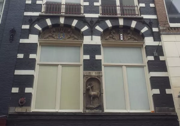 Afbeelding uit: juli 2011. Gevelsteen met D'gems, en in de vensterbogen de wapens van Nederland en Amsterdam.