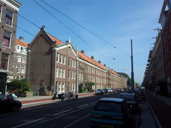 Afbeelding uit: augustus 2011. Links de Tweede Marnixdwarsstraat.