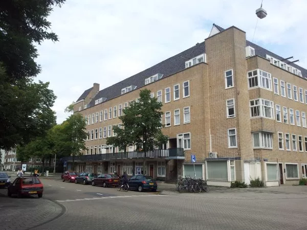 Afbeelding uit: augustus 2011. Waalstraat, hoek Merwedeplein (rechts).