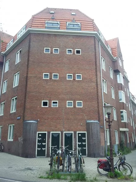 Afbeelding uit: augustus 2011. Mesdagstraat, hoek Jozef Israëlskade (links).