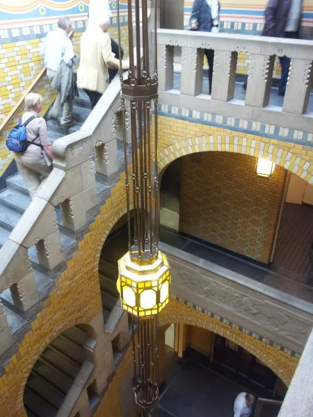 Afbeelding uit: september 2011. Het trappenhuis, met de door Jan Eisenloeffel ontworpen lamp.