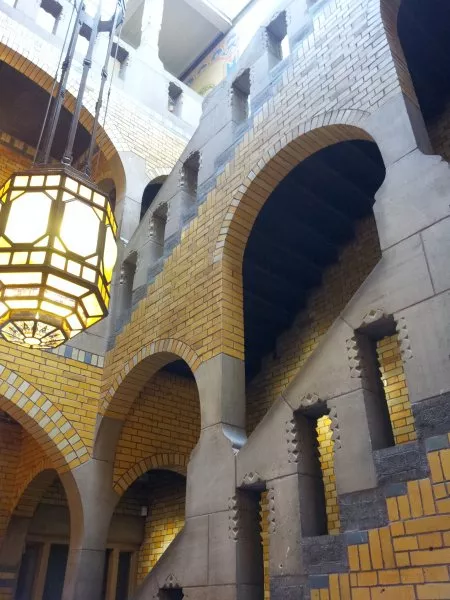 Afbeelding uit: september 2011. Het trappenhuis. Berlage liet zich inspireren door Italiaanse stadspaleizen.