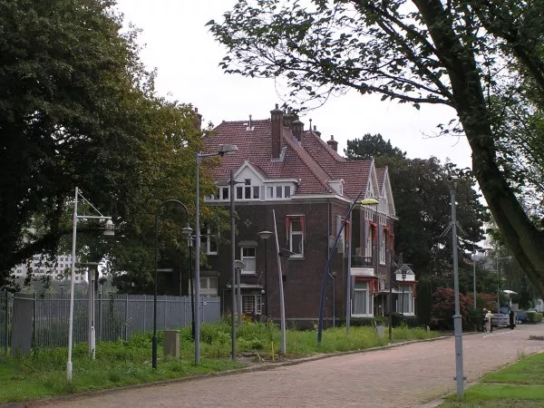 Afbeelding uit: september 2011. Voorzijde van het directiegebouw. Op de voorgrond een kleine collectie lantaarnpalen (inmiddels verwijderd, 2014).