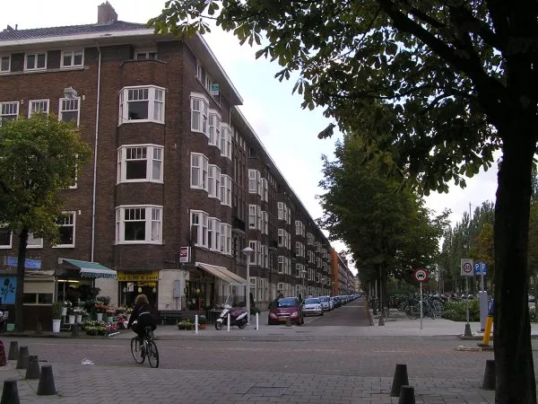 Afbeelding uit: september 2011. Links de Waalstraat.