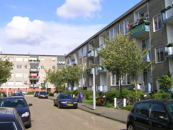 Afbeelding uit: september 2011. Rechts flats in drie bouwlagen aan de Sallandstraat. Op de achtergrond de Baroniestraat (woningen aan de Kennedylaan).