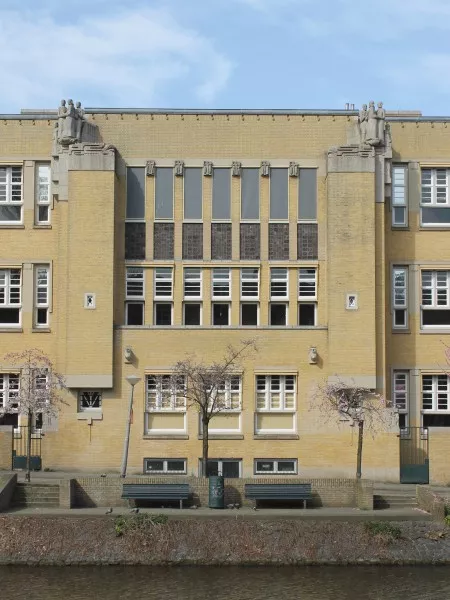 Afbeelding uit: maart 2017. School Pieter Lodewijk Takstraat (1924)