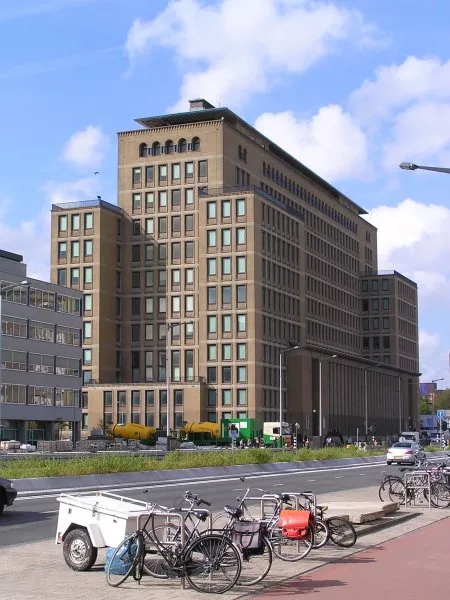 Afbeelding uit: september 2011. Belastinggebouw Wibautstraat (1951).
