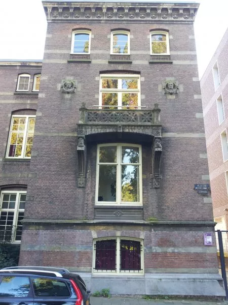 Afbeelding uit: oktober 2011. De medaillons met de hoofden aan weerszijden van het raam doen denken aan patrijspoorten.