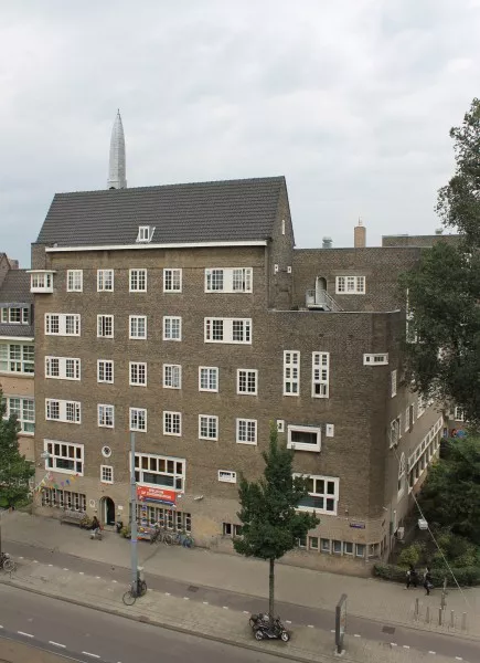 Afbeelding uit: september 2015. De gevel aan de Coenenstraat, met de voormalige dienstingang. Op het dak staat een met lood beklede houten toren.