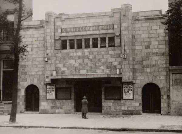 Afbeelding uit: 1927. Het Rika Hoppertheater vlak na de opening. "Het leven grijpt..." van de Noorse schrijver Knut Hamsun was het eerste toneelstuk dat er werd opgevoerd.