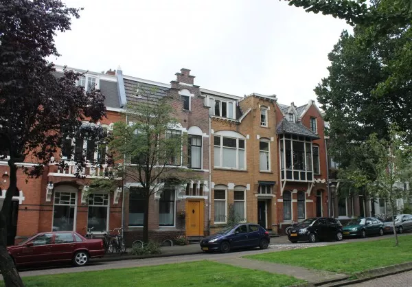 Afbeelding uit: oktober 2013. Het bruine huis rechts, bij de groene auto, is nummer 6.