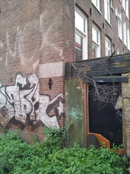 Afbeelding uit: oktober 2013. Gevelsteen in de Tweede Marnixdwarsstraat. Zelfde tekst als op de andere kop van het blok.