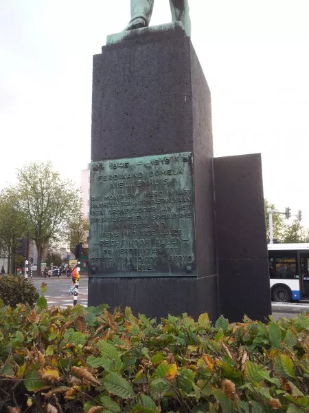 Afbeelding uit: oktober 2013. 1846 - 1919
Ferdinand Domela Nieuwenhuis
Dit monument werd in 1931 onthuld ter herinnering aan den grondlegger van het vrijheidslievend socialisme in Nederland, wiens machtige leuze - Recht voor Allen - de verdrukten tot gerechtvaardigden strijd wekte.