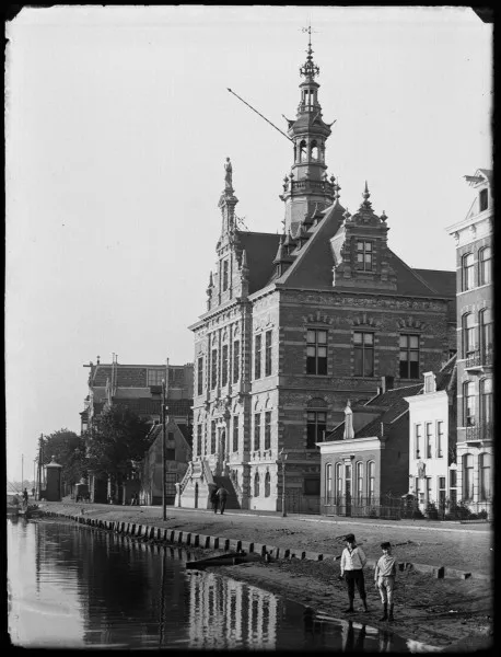 Afbeelding uit: 1892. Het fonkelnieuwe raadhuis aan de Amstel.