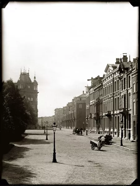 Afbeelding uit: 1891. Nummer 40 is het eerste huis van rechts dat geheel op de foto staat.