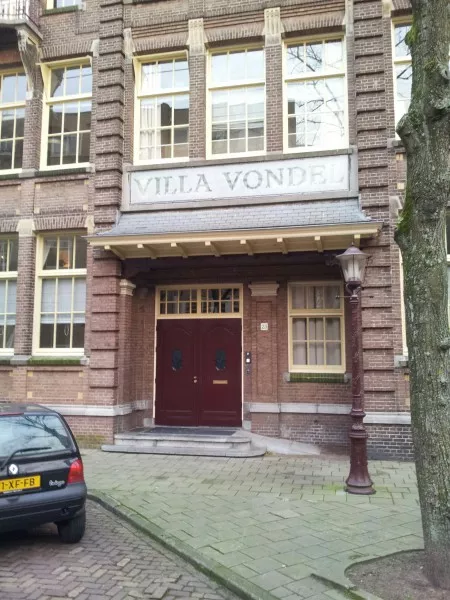 Afbeelding uit: december 2013. Achter het opschrift 'Villa Vondel' zit hopelijk nog het oorspronkelijke tegeltableau met 'Handelsschool Hofland', gemaakt door de Amsterdamse firma De Distel.