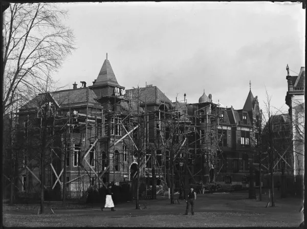 Afbeelding uit: november 1894. De huizen stonden nog in de steigers.