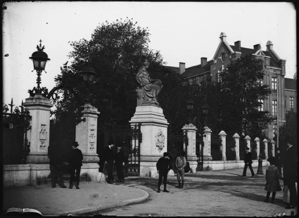Afbeelding uit: 1891. De lantaarns op deze foto zijn verdwenen en vervangen door stenen bollen.