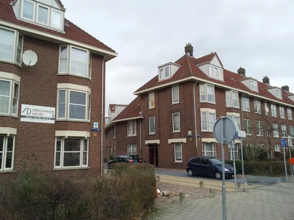 Afbeelding uit: januari 2014. Aan de Meeuwenlaan hebben de huizen een extra bouwlaag. In het midden de ingang van de Wielewaalstraat.