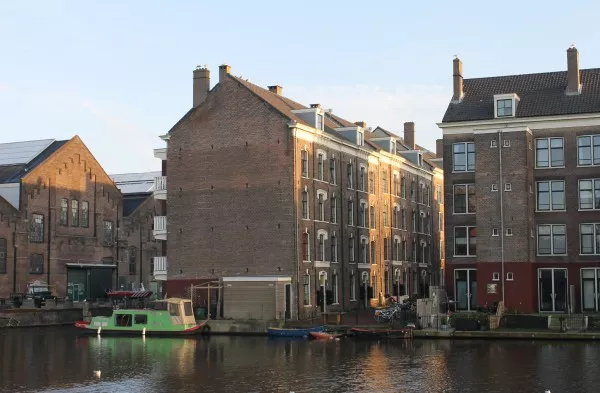 Afbeelding uit: januari 2014. In het midden de rij huizen aan de Nieuwe Oostenburgerdwarsstraat. Op de voorgrond het water van de Wittenburgervaart.