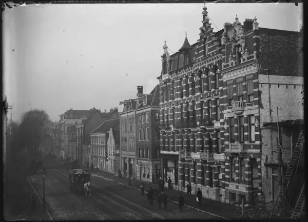 Afbeelding uit: 1892. Geheel rechts is nummer 225; links daarvan de drie huizen van Baanders.