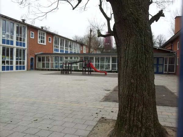 Afbeelding uit: januari 2014. Westelijke binnenplaats. Links de klaslokalen, rechts het bouwdeel met gymzaal, handvaardigheidslokaal et cetera.