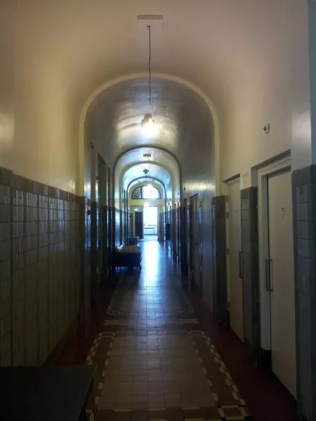 Afbeelding uit: februari 2014. Een van de gangen, met originele tegels.