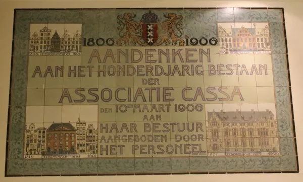 Afbeelding uit: juni 2014. Deze gedenkplaat hangt nu in Spuistraat 172, het gebouw van de Kas-Vereeniging, die in 1952 de Associatie Cassa overnam. Getoond worden de vier locaties van de Cassa: Keizersgracht 132 (1806-1808), Herengracht 54 (1808-1818), Herengracht 187 (1818-1901), en Herengracht 179 (1901-1906).