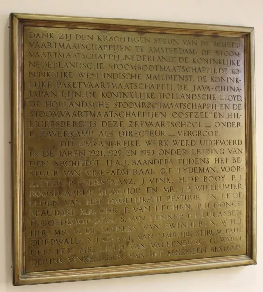 Afbeelding uit: juni 2014. Deze plaquette in een van de trappenhuizen noemt de rederijen die de uitbreiding van 1921-1923 mogelijk maakten en de leden van het toenmalige bestuur van de Zeevaartschool.