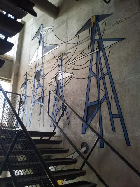 Afbeelding uit: juni 2014. Een betonreliëf in het trappenhuis, gemaakt door Harry op de Laak (1925-2012). Vermoedelijk was het oorspronkelijk niet ingekleurd.