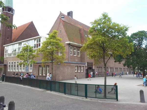 Afbeelding uit: juni 2014. De toren links is van de Lutherkapel in de Gerrit van der Veenstraat.