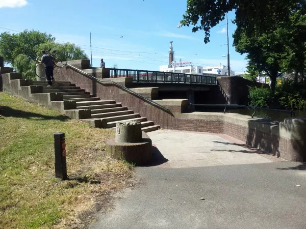 Afbeelding uit: juli 2014. Het is hier niet te zien, maar op de borstwering links van de trap staat 'Anno 1937'.