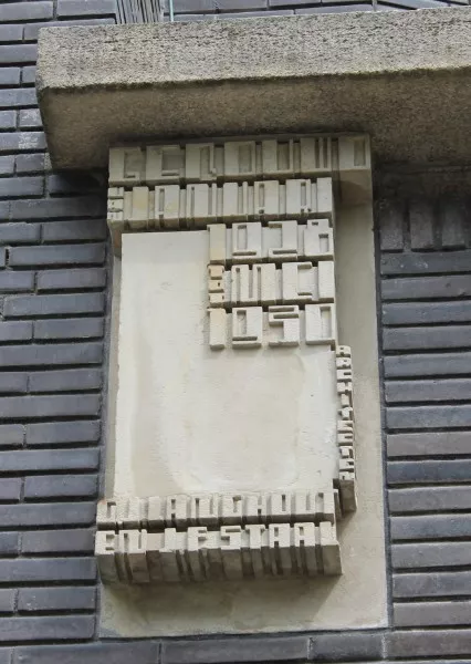 Afbeelding uit: juli 2014. Gevelsteen met de tekst "Gebouwd van januari 1928 tot mei 1930
Architecten GJ Langhout en JF Staal"