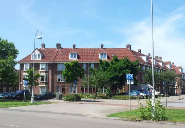 Afbeelding uit: juli 2014. Meeuwenlaan, met rechts de Fazantenweg.