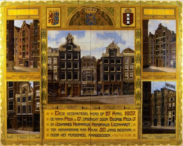 Afbeelding uit: 1907. Dit tegeltableau werd door het personeel aangeboden aan de directie bij het 50-jarige jubileum van de firma. Het toont de winkels op de Nieuwendijk en de pakhuizen in de Koggestraat.
