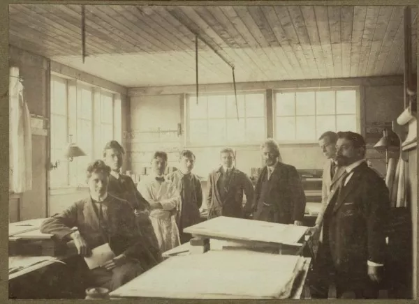 Afbeelding uit: circa 1921. In de bouwkeet. Derde van rechts: De Bazel; vierde van rechts: Van Gendt.
