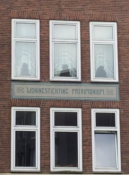 Afbeelding uit: april 2012. Gevelsteen op de hoek Baarsstraat-Vaartstraat, het eerste blok van Patrimonium.