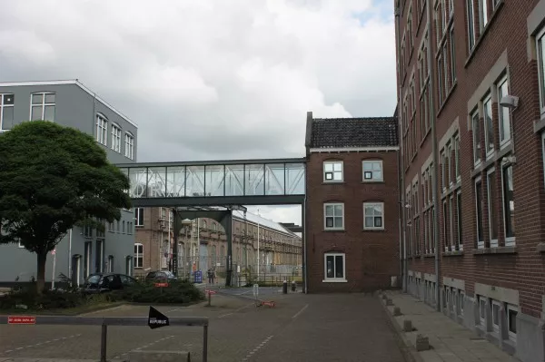 Afbeelding uit: september 2014. Via een luchtbrug is het administratiegebouw verbonden met een ander gebouw van Werkspoor. Op de achtergrond staan de fabriekshallen.