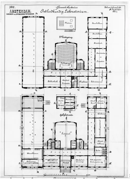 Afbeelding uit: 1907. Plattegronden van de eerste verdieping (boven) en de begane grond. (Het gebouw is niet geheel conform deze tekeningen uitgevoerd.)