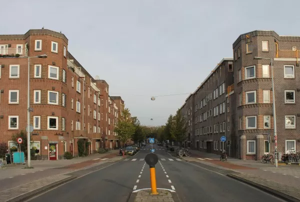 Afbeelding uit: september 2014. De twee blokken aan weerszijden van de Schalk Burgerstraat vormen een entree tot de Transvaalbuurt.