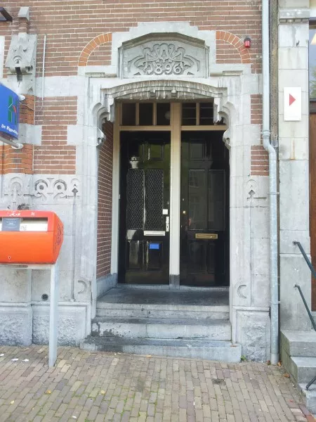 Afbeelding uit: oktober 2014. Ingang aan de Herengracht. Boven het jaartal 1896 staan de letters ANNO, kunstig gegroepeerd.