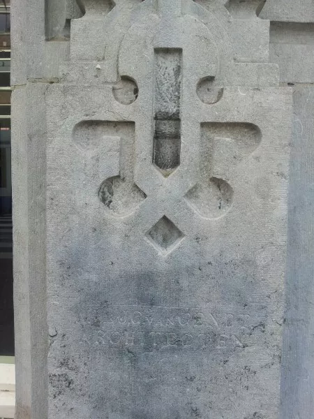Afbeelding uit: oktober 2014. Links van de hoekingang is een inscriptie met 'A.L. & J.G. van Gendt Architecten'.