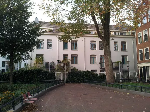 Afbeelding uit: november 2014. Achterzijde van het rijtje op het binnenterrein, gezien vanuit de Anjeliersstraat.