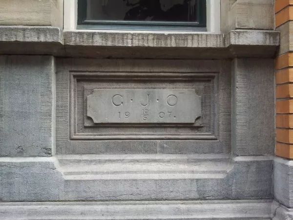 Afbeelding uit: augustus 2014. 19 juni 1907 was waarschijnlijk de dag dat de eerste steen werd gelegd. Het is ons onbekend waar de letters GJO voor staan.