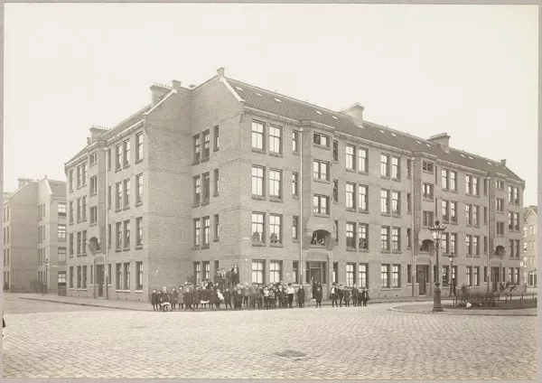Afbeelding uit: circa 1915. Javaplein, links de Langkatstraat.