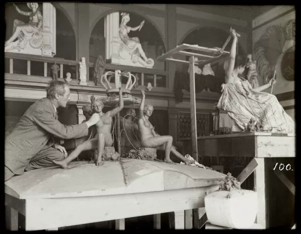 Afbeelding uit: 1898. Van den Bossche aan het werk met de Gouden Koets.