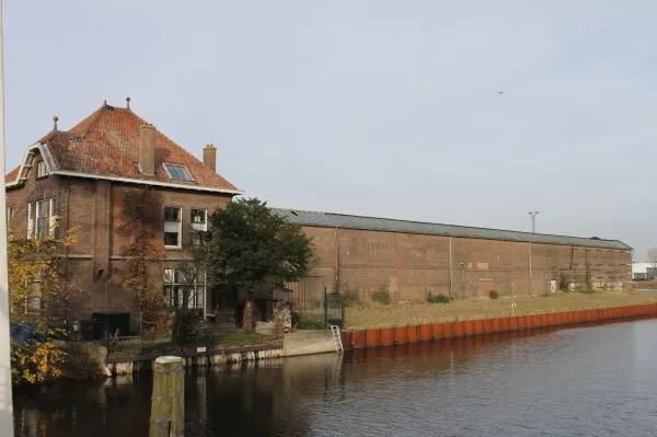Afbeelding uit: november 2014. De letters SCH, uit Hollandsche van Hollandsche Beton Maatschappij, zijn nog min of meer leesbaar op de muur van de loods.