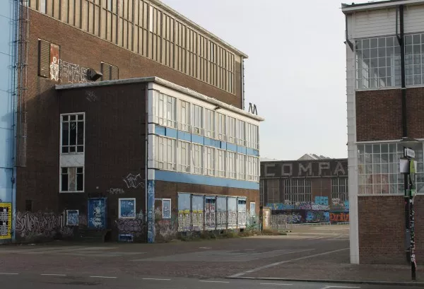 Afbeelding uit: november 2014. Links de lasloods, op de achtergrond de grote scheepsbouwhal, en rechts de timmerwerkplaats.