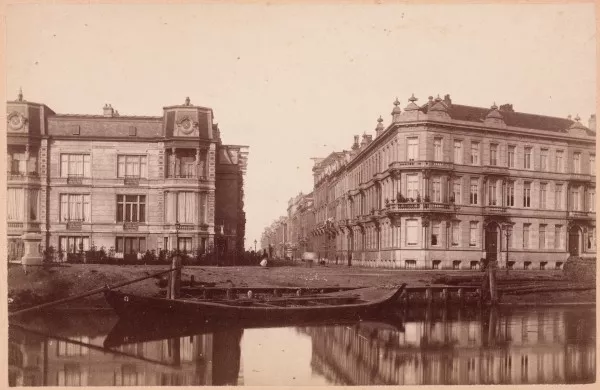 Afbeelding uit: Circa 1885. De ingang van de P.C. Hooftstraat. Links de dubbele villa Stadhouderskade 40-41.